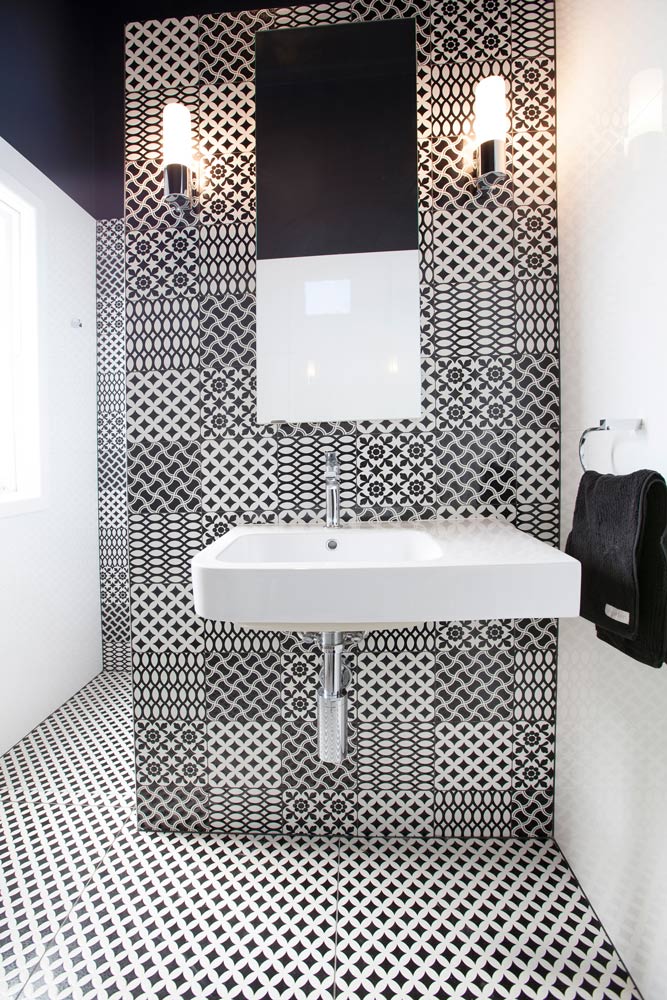 Modern Bathroom Design Ideas_Black and White Tiles